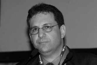 Kevin Mitnick ve Kablolardaki Hayalet: Bir Hacker Nasıl Efsane Oldu?